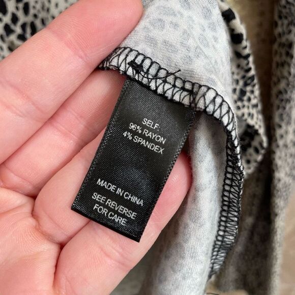 Red By BKE Long Sleeve Snake Print Metal Button Sleeve Blouse Small - Picture 5 of 6